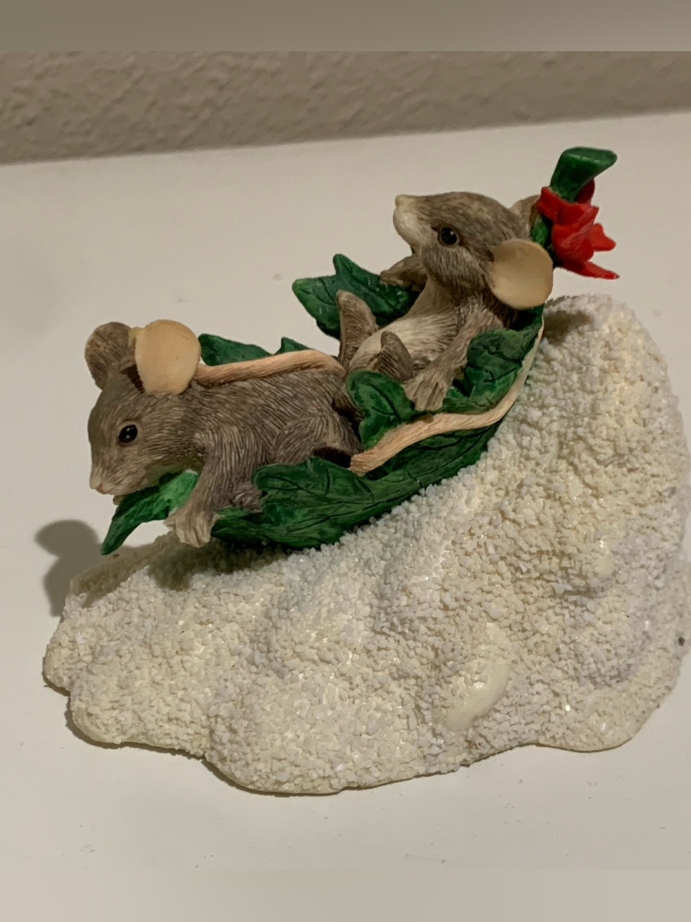 Charming Tails “Flying Leaf Saucer” 87/305 Holiday Mouse Figurine
